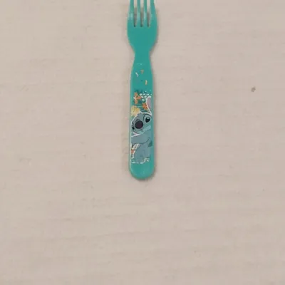 Fourchette bébé Disney Stitch couleur turquoise.